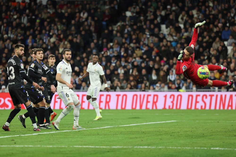 Remiro (kanan) melompat untuk menampan keluar bola pada perlawanan Liga Sepanyol di antara Real Madrid dan Real Sociedad di stadium Santiago Bernabeu di Madrid, kelmarin. — Gambar AFP