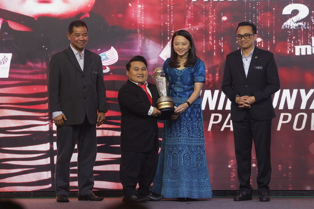 Menteri Belia dan Sukan, Hannah Yeoh menyampaikan anugerah Olahragawan Paralimpik kepada atlet para Powerlifting Bonnie Bunyau Anak Gustin (dua, kiri) pada Majlis Anugerah Sukan Negara 2021 di Majlis Sukan Negara (MSN) Bukit Jalil hari ini. -Gambar Bernama