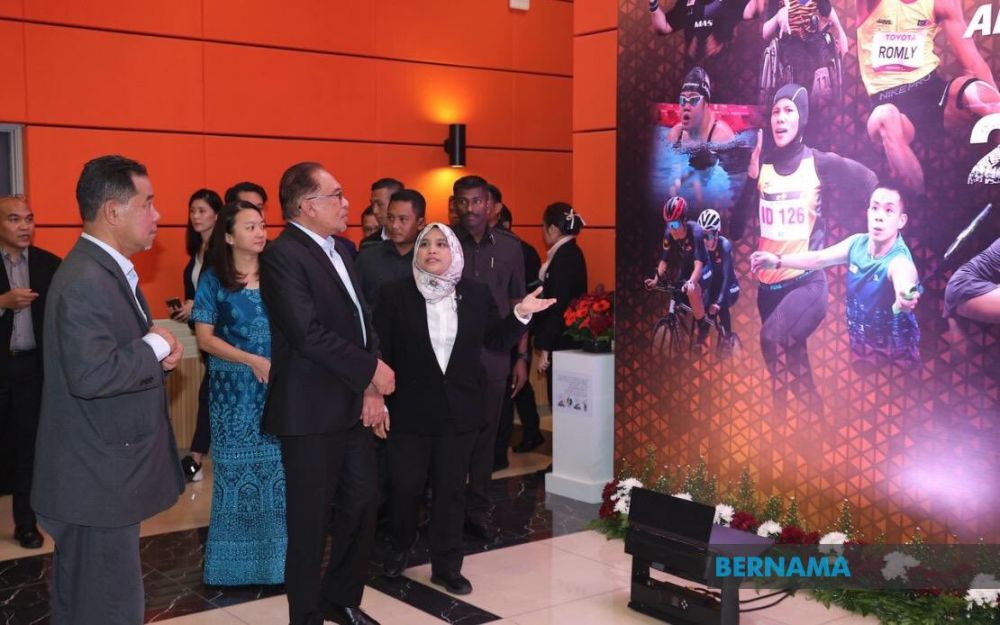 Anwar hadir pada Majlis Anugerah Sukan Negara (ASN) 2021 di Dewan Banquet Majlis Sukan Negara (MSN) Bukit Jalil di sini hari ini. -Gambar Bernama