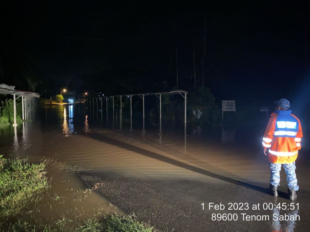  Pasukan APM menjalankan pemantauan di salah sebuah lokasi terjejas banjir.