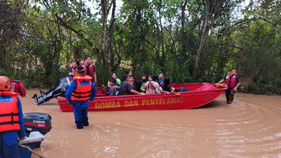  Pasukan keselamatan memindahkan mangsa banjir ke kawasan selamat.