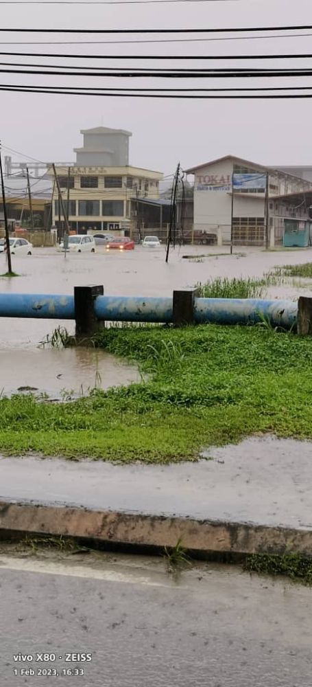  Keadaan banjir kilat di kawasan Kolombong yang dikongsikan pembaca.