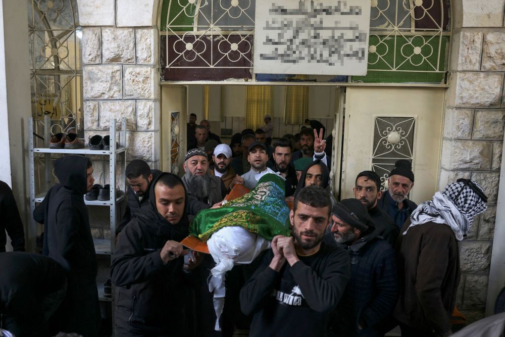 Rakyat Palestin mengusung jenazah Abu Fouda yang ditembak mati oleh tentera Zionis di bandar Hebron, Tebing Barat kelmarin. — Gambar AFP 