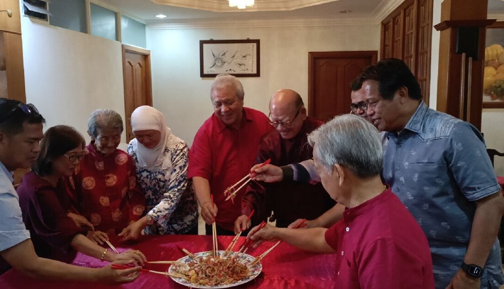 Awang Tengah (lima kiba), Hasbi (tujuh ari kiba), Dr Abdul Rahman, Paulus, Yunus (kiba) enggau temuai bukai ngirau 'yee sang' lebuhka ngabang ngagai rumah Pemancha Leong (enam kiba).