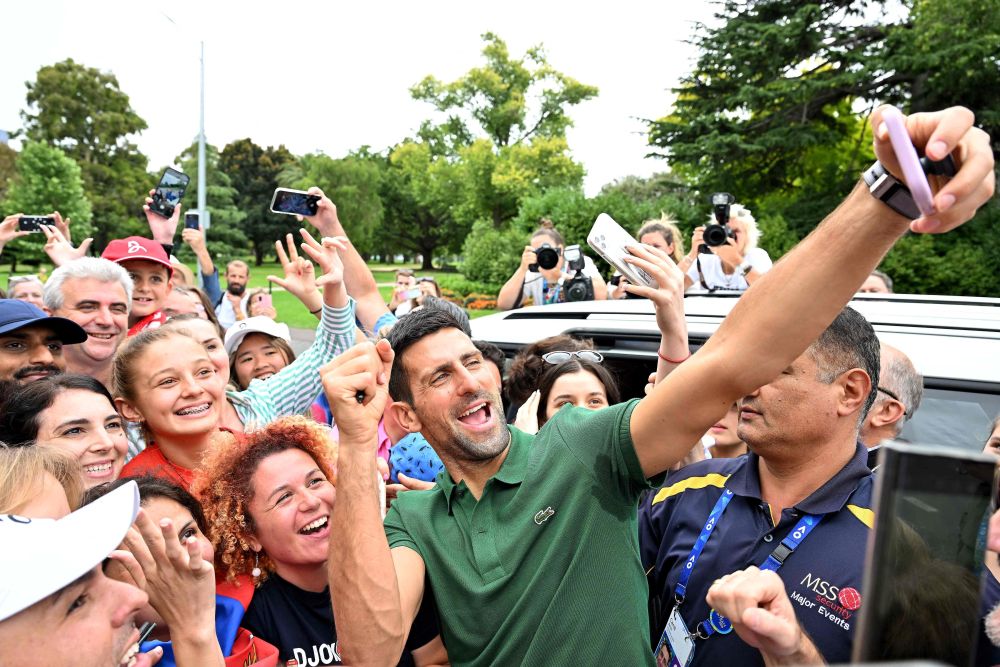 Djokovic berswafoto dengan penyokong beliau di luar Rumah Kerajaan di Melbourne kelmarin, sejurus memenangi acara Terbuka Australia dengan mengalahkan Tsitsipas pada aksi final. — Gambar AFP