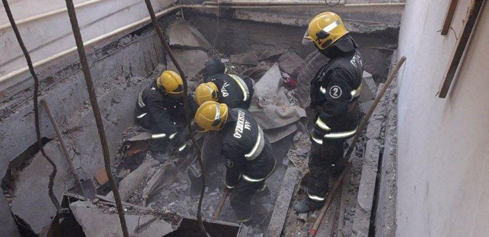 Gambar serahan Kementerian Situasi Kecemasan Uzbekistan kelmarin menunjukkan pekerja penyelamat memeriksa kerosakan akibat letupan gas di dalam sebuah bangunan di Nukus. — Gambar AFP