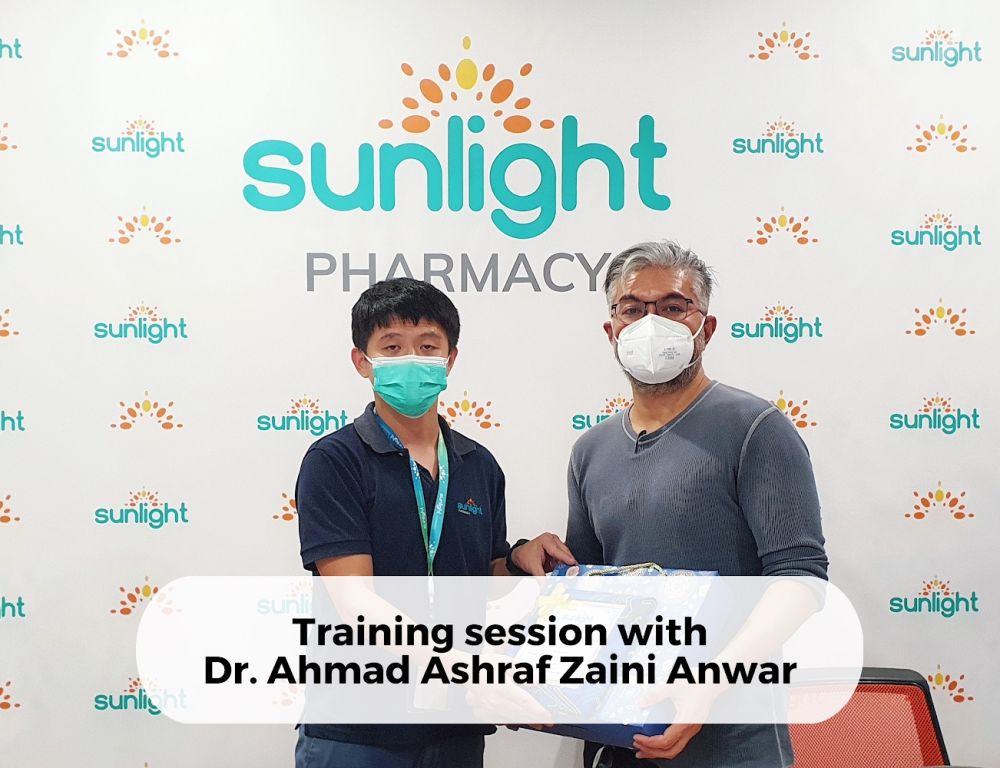  Sunlight Pharmacy menyampaikan penghargaan kepada Ahmad Ashraf selepas memberikan latihan.