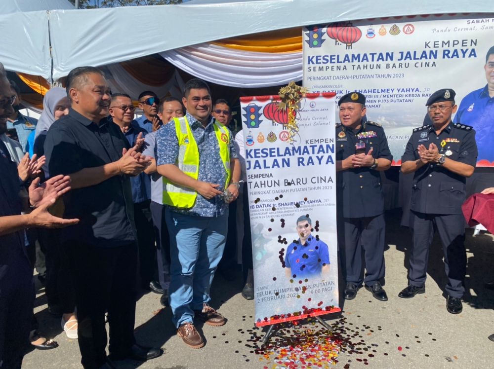  Shahelmey menyempurnakan perasmian Kempen Kesedaran Keselamatan Jalan Raya di Teluk Dumpil Putatan.