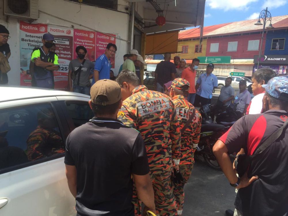  Pihak Bomba menjalankan pemeriksaan terhadap kenderaan mangsa.