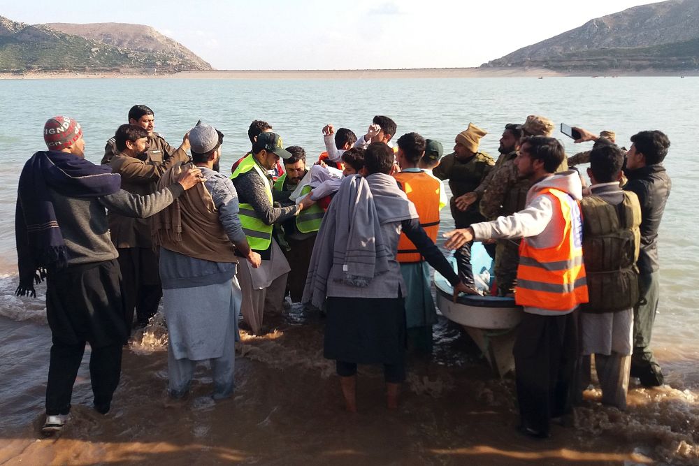 Gambar diambil pada Isnin menunjukkan anggota penyelamat mengangkat mayat salah seorang pelajar yang lemas sehari selepas sebuah bot terbalik di tasik Tanda Dam di daerah Kohat di utara wilayah Khyber Pakhtunkhwa. — Gambar AFP