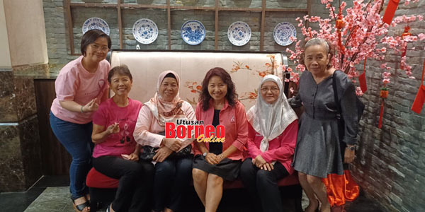  Lucilla (duduk dua kanan), Natrah (duduk kanan), Nancy (duduk kiri) bersama Ahli KPR yang hadir pada majlis makan tengah hari itu.