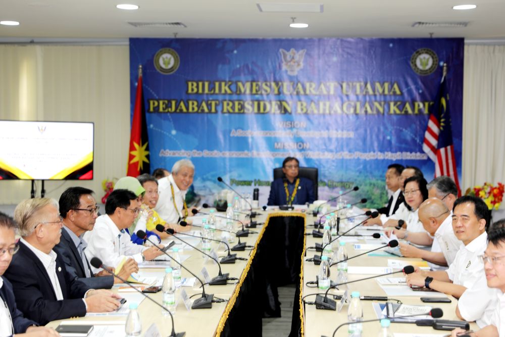 Premier Sarawak, Datuk Patinggi Abang Johari lebuh nyadi Chairman Komiti Koordinasi Pemansang Negeri ba Kompleks Perintah Negeri ba Jalai Bletih, kemari.