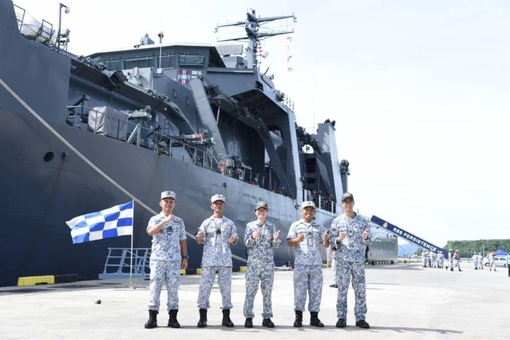  TLDM dan Tentera Laut Republik Singapura merakamkan gambar kenangan berlatarbelakangkan kapal RSS Persistence.