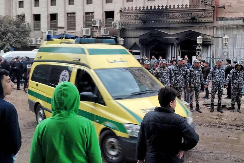 Sebuah ambulans meninggalkan hospital al-Noor al-Mohammadi di Kaherah kelmarin selepas kebakaran meletus. — Gambar AFP