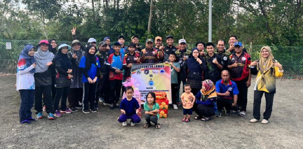Pemain-pemain petanque pasukan Lawas dan Sabah pada aksi persahabatan di Lawas, pada Khamis.