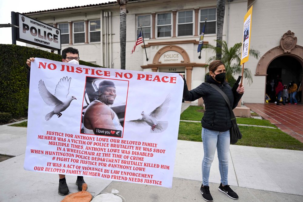 Penunjuk perasaan berkumpul di Huntington Park, California pada Isnin ketika menuntut siasatan ke atas kematian Lowe di tangan polis AS. — Gambar AFP