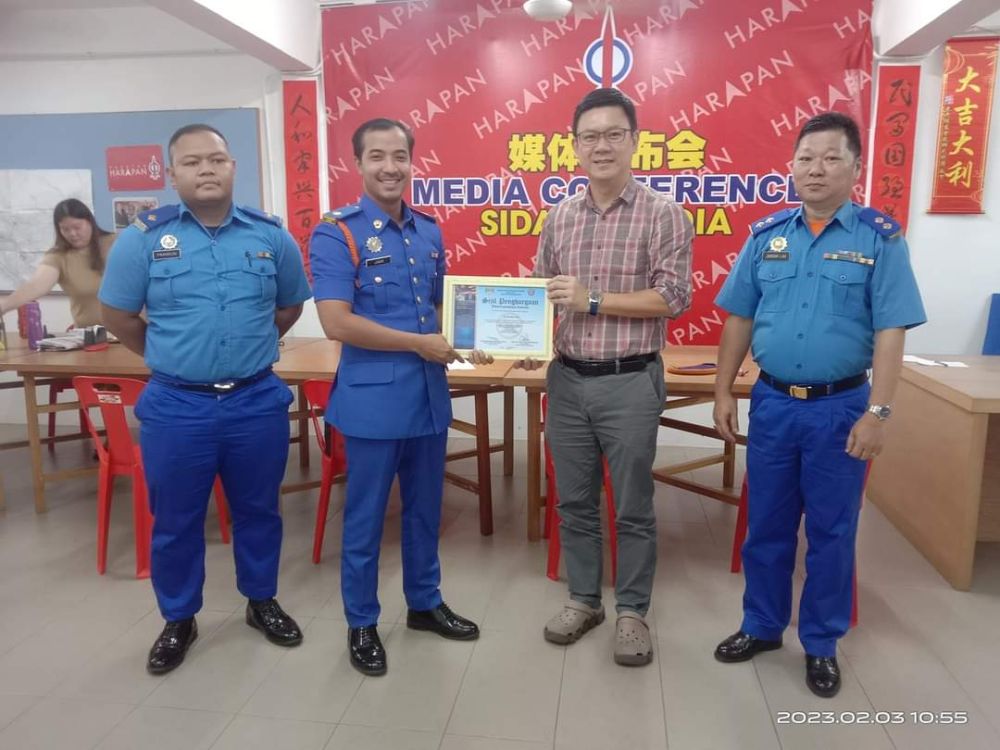 Mohd Jabir menyampaikan sijil penghargaan kepada Ling semasa kunjungan hormat ke atas Pejabat Pusat Khidmat Oscar Ling di Sibu, hari ini.