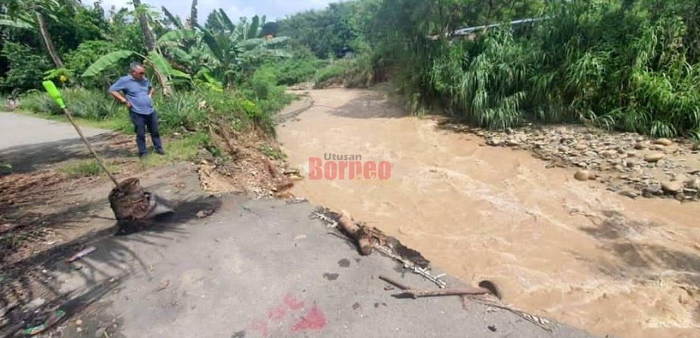  Beginilah keadaan jalan raya yang rosak akibat hakisan tebing sungai ekoran banjir.