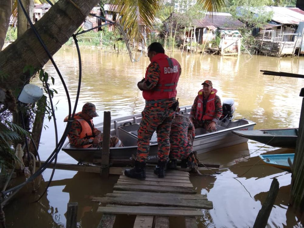 Operasi SAR mangsa di sekitar Sungai Sebiew petang Sabtu.