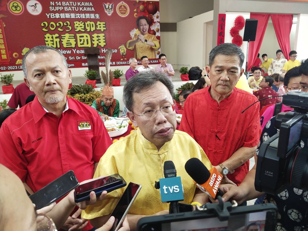 Dr Sim bercakap kepada pemberita pada sambutan Tahun Baharu Cina SUPP Batu Kawa di Dewan SJK Chung Hua Batu Kawa, hari ini.