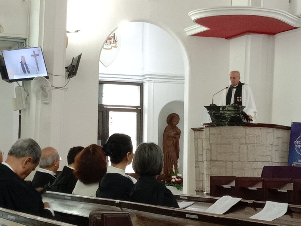 Mereka yang hadir mendengar Michael menyampaikan khutbah. 