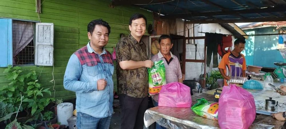 Chiew (dua kiri) menyampaikan sumbangan makanan kepada salah sebuah keluarga di Kampung Muhibbah Kuala Baram pada Jumaat. 