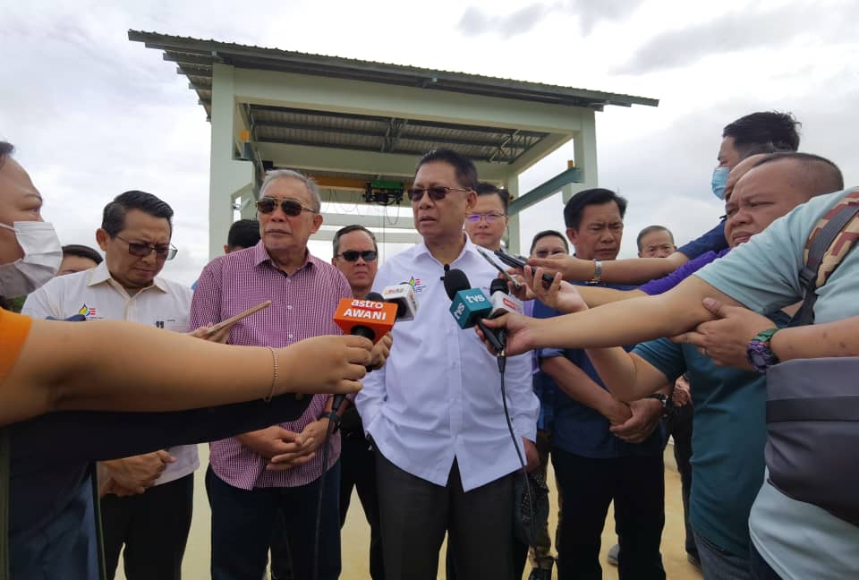 Julaihi (dua kanan) ketika ditemui pemberita selepas melawat tapak kolam pengambilan air mentah di kawasan Sungai Sadit, hari ini. Turun kelihatan Len Talif (dua kiri), Yusuf (kanan) serta yang lain.