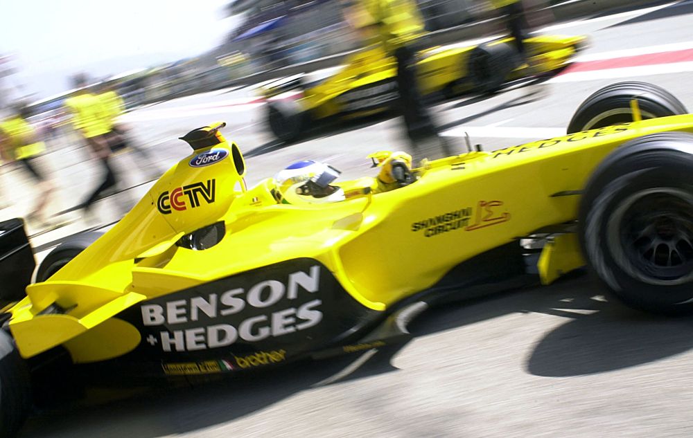 Gambar fail pada 2 Mei 2003 ini menunjukkan pemandu pasukan Ford, Giancarlo Fisichella memandu keluar dari pit di Litar Montmelo menjelang Formula 1 Grand Prix Sepanyol. — Gambar AFP