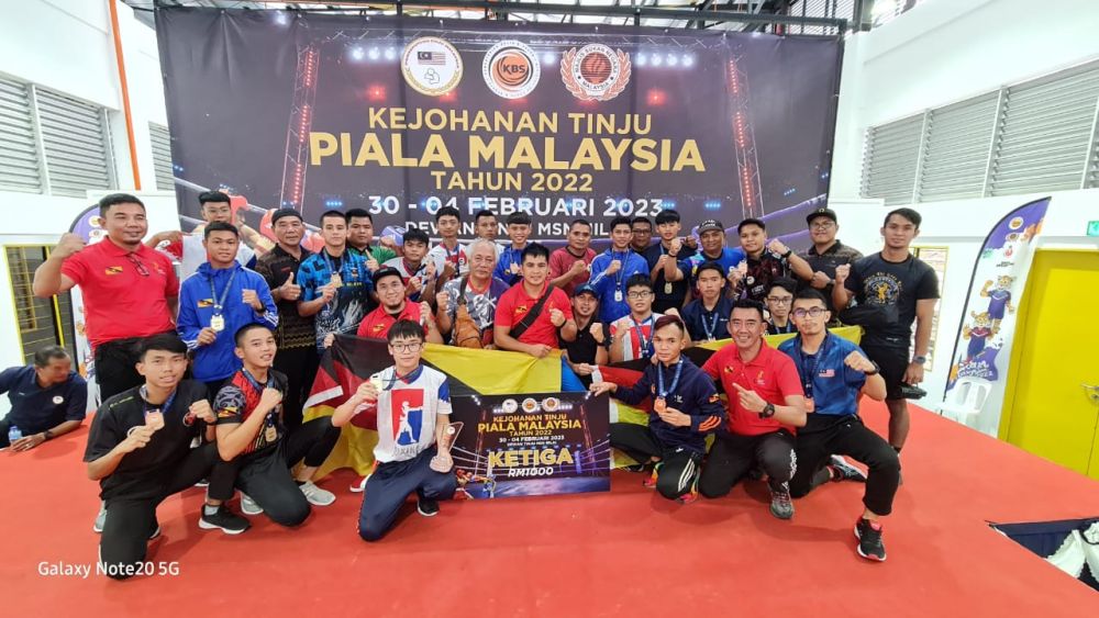 Barisan petinju Sarawak bergambar beramai-ramai bersama jurulatih dan pegawai selepas kejohanan melabuhkan tirai.