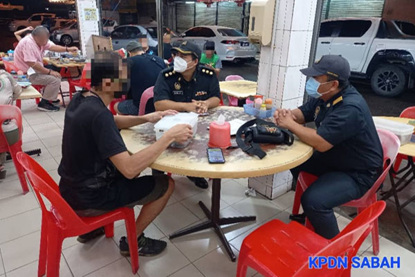  Anggota penguat kuasa KPDN Sabah menjalankan siasatan di restoran berkenaan selepas tular akibat harga makanan yang mahal.