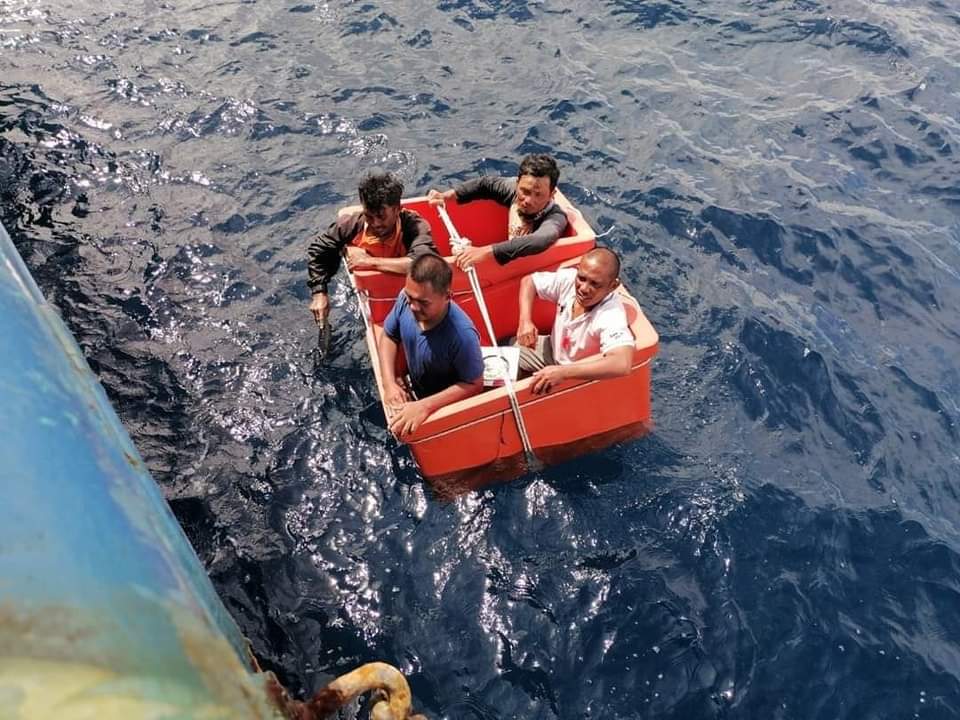 Keempat-empat nelayan ditemui selamat oleh kapal Ultra Jaya dengan hanya berlindung dengan tong ikan selepas hanyut di laut selama enam hari. 