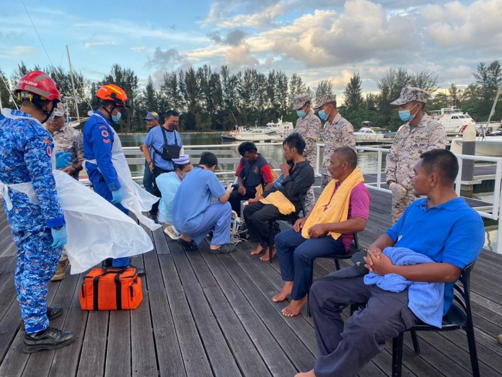 Kesemua nelayan diberikan pemeriksaan awal oleh pegawai perubatan setibanya di Jeti Marina Bay. 