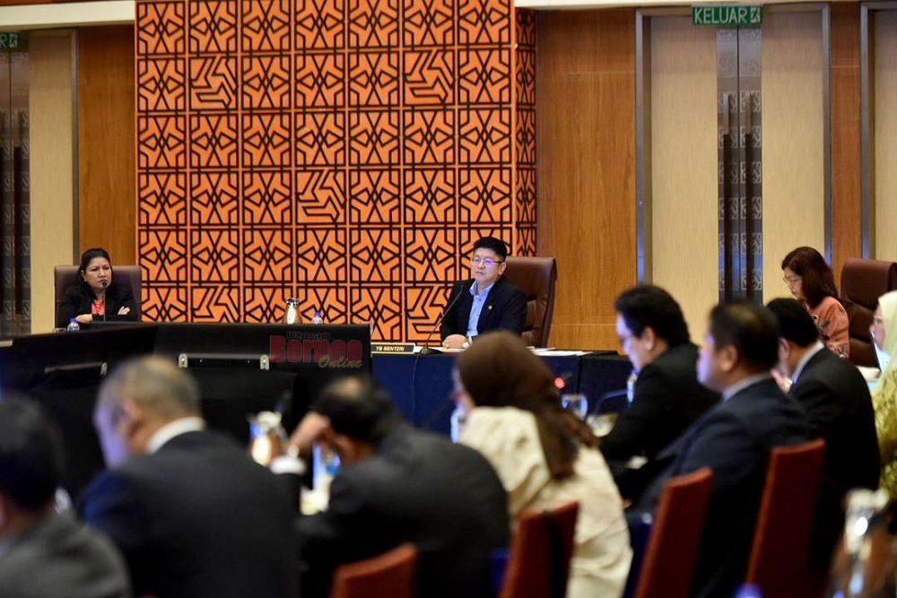  Ewon (tengah) sedang mendengar sesuatu yang dibincangkan semasa mesyuarat Majlis Pembangunan Keusahawanan Nasional (MPKN).