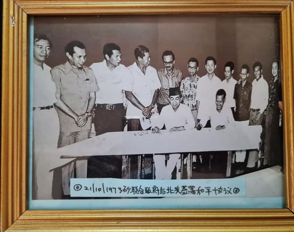  Abdul Rahman (duduk, kiri) dan Bong menandatangani perjanjian damai di Sri Aman pada 1973 untuk anggota Parti Komunis Kalimantan Utara meletakkan senjata mereka.