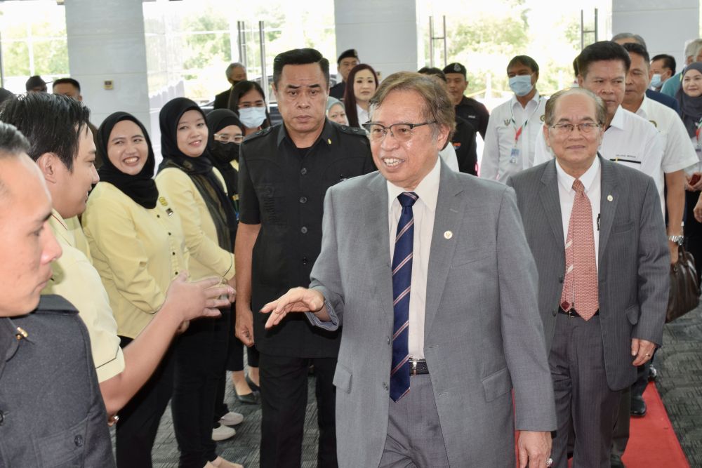 Abang Johari datai bejadi Seminar Inisiatif Baru Kena Ngangkatka Industri Kunstraksyen Sarawak, ti disambut sereta disempulang Uggah, kemari. -Gambar Roystein Emmor