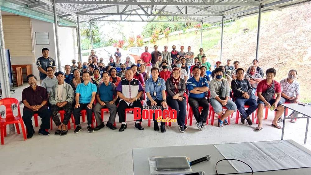  Rombongan Pejabat Tanah Daerah Penampang bersama Pejabat Jurukur Bahagian Pantai Barat Selatan merakamkan gambar kenangan sempena program di Kg Togudon.