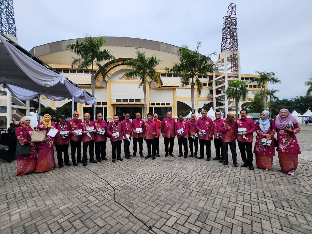  Delegasi ISWAMI Malaysia merakam gambar kenangan di luar Gedung Serba Guna Pemprovsu di Jalan Williem Iskandar, kota Medan.
