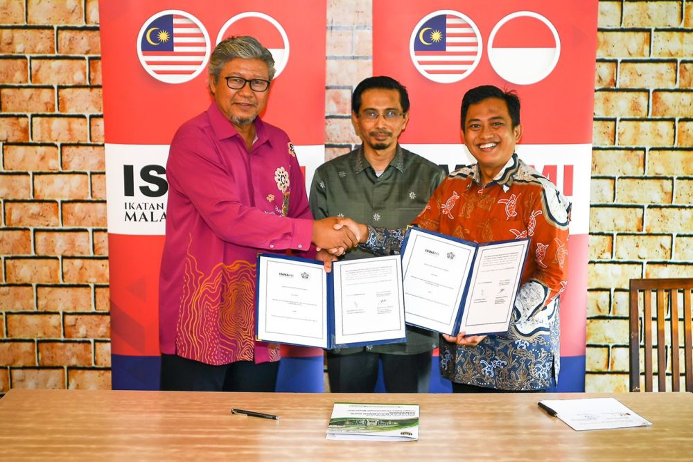  Konsul Jeneral Malaysia DI Medan, Aiyub Omar (tengah) bersama Mokhtar (kiri) dan Endro (kanan) selepas menandatangani MoU itu.