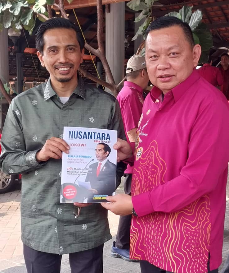  Lichong (kanan) menyerahkan senaskah `Nusantara, Jiran Sepulau' kepada Konsul Jeneral Malaysia di Medan, Aiyub Omar.