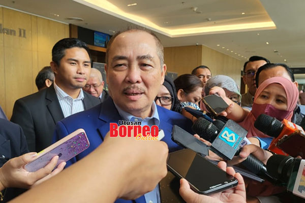  Hajiji ditemui media selepas merasmikan Seminar Membangun Malaysia Madani.