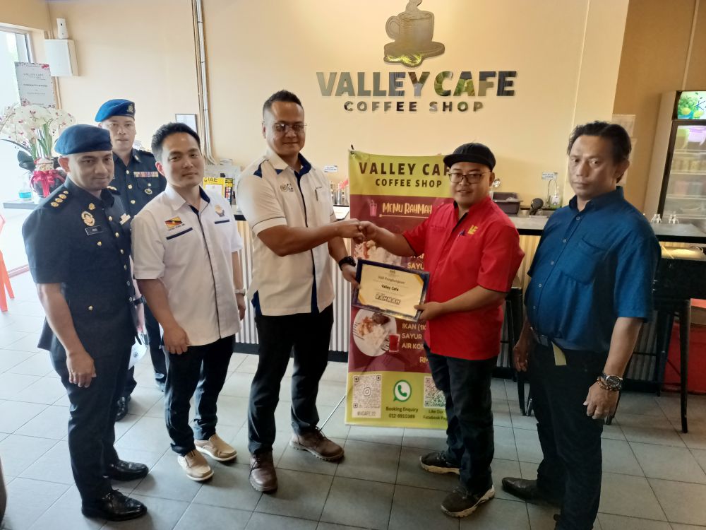 Matthew (tiga kiri) menyerahkan Sijil Penghargaan Menu Rahmah kepada Pengurus Restoran Valley Cafe Lucillinus Cicero Mambang. 