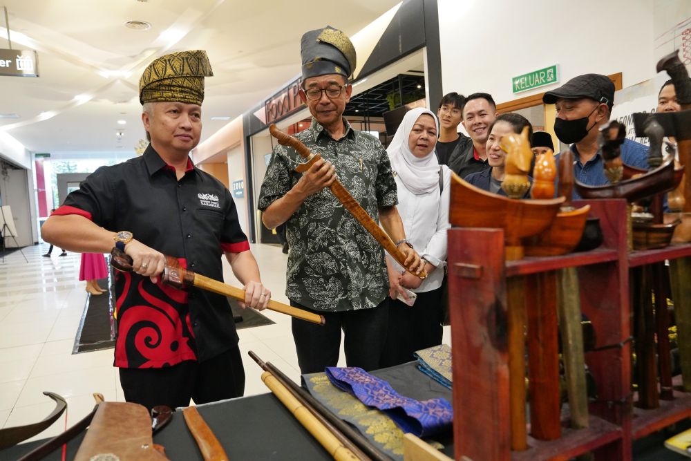 Abdul Karim tiba di Lobi La Promenade Mall sambil melihat kraf tangan di kawasan pameran sebelum sesi dialog awam dilaksanakan. - Gambar Chimon Upon