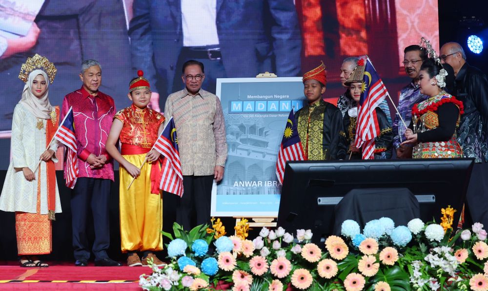  Perdana Menteri Datuk Seri Anwar Ibrahim (empat kiri) pada Majlis Pelancaran Wacana Membangun Malaysia Madani di Pusat Konvensyen Antarabangsa Putrajaya (PICC) pada 19 Januari lalu. Turut kelihatan kedua-dua Timbalan Perdana Menteri Datuk Seri Dr Ahmad Zahid Hamidi (dua kiri), Dato Sri Fadillah Yusof (lima kanan) dan Ketua Setiausaha Negara Tan Sri Mohd Zuki Ali (tiga kanan). ­— Gambar Bernama