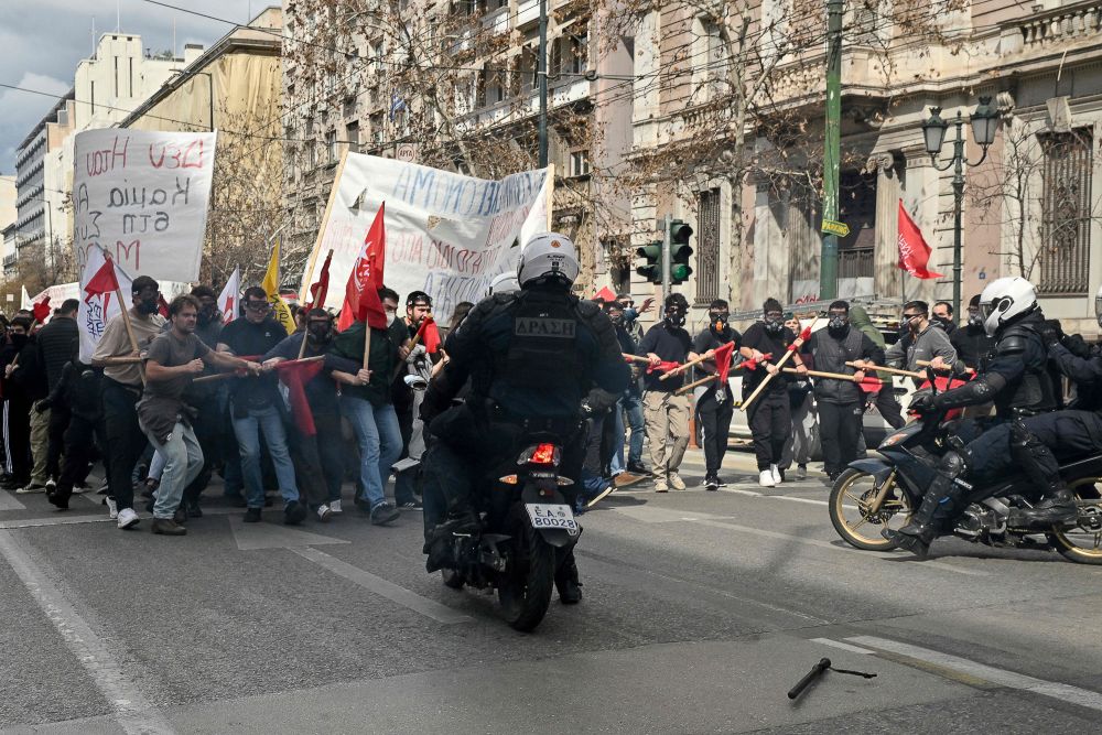 Anggota polis bermotosikal meleraikan penunjuk perasaan pada demonstrasi di Athens, kelmarin berikutan kemalangan kereta api yang buruk di negara tersebut yang mengorbankan 57 orang — Gambar AFP