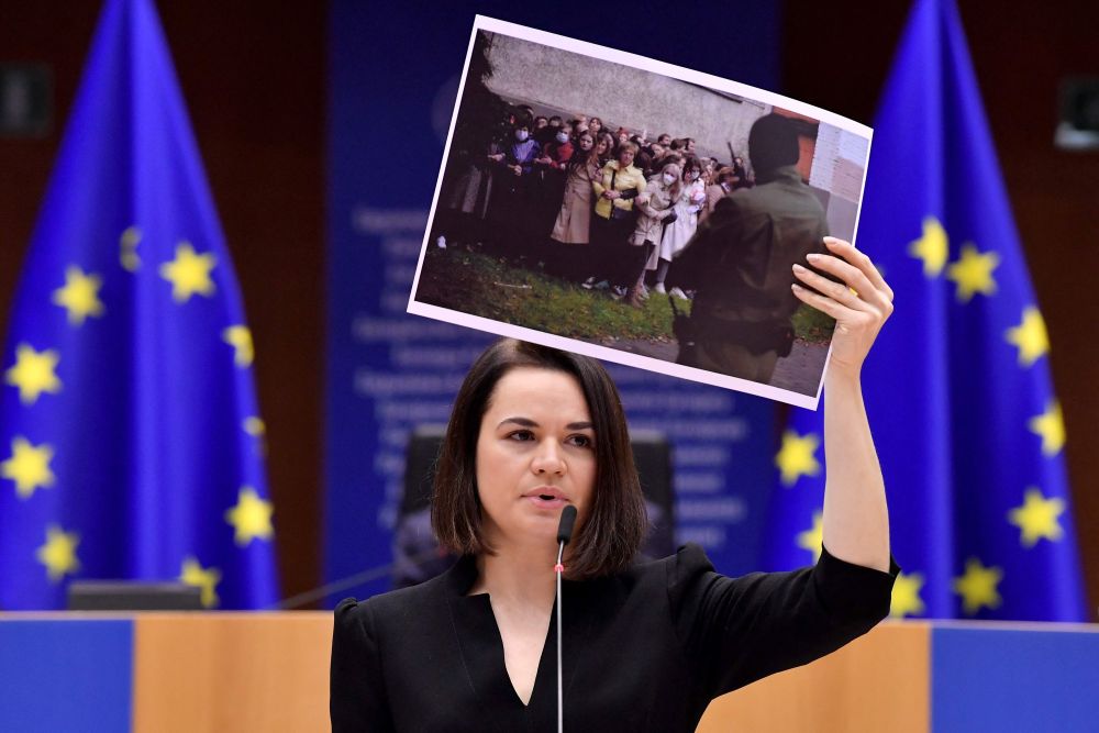  Tikhanovskaya berucap ketika menerima hadiah hak asasi kemanusiaan Sakharov di Parlimen Eropah di Brussels pada 16 Disember, 2020. — Gambar AFP