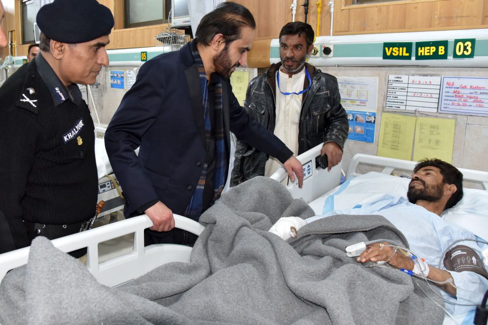 Ketua Menteri Balochistan Mir Abdul Qudoos Bizenjo (dua kiri) berbual dengan anggota polis yang menerima rawatan di hospital di Quetta selepas tercedera dalam serangan bom nekad di daerah Kachhi kelmarin. — Gambar AFP