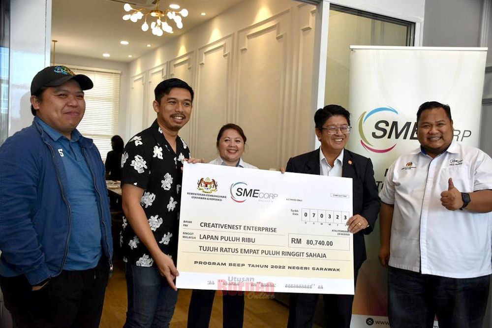  Ewon (dua kanan) menyampaikan bantuan Program BEEP 2022 Negeri Sarawak sebanyak RM80,740 kepada usahawan Creativenest Enterprise sambil diperhatikan oleh Faiz (kanan) dan Noor Syazrin (kiri).