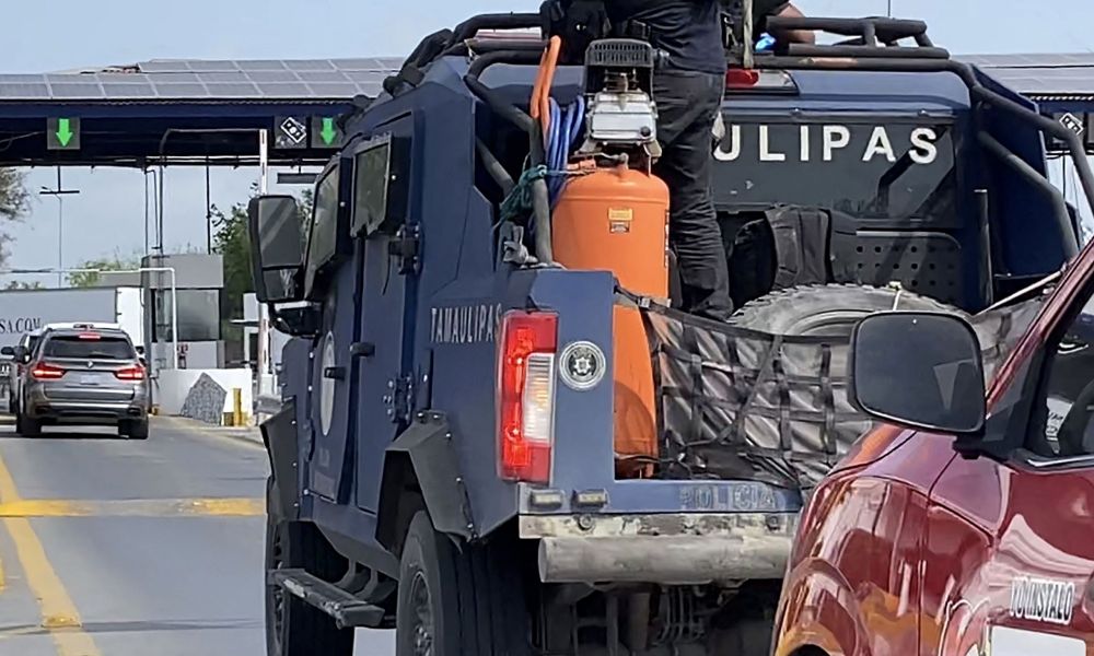 Kenderaan tentera mengambil bahagian dalam operasi untuk menghantar pulang dua daripada empat rakyat AS yang diculik oleh pengedar dadah Mexico ke Brownsville di AS, selepas dua lagi ditemui mati di Matamoros di negeri Tamaulipas kelmarin. — Gambar AFP