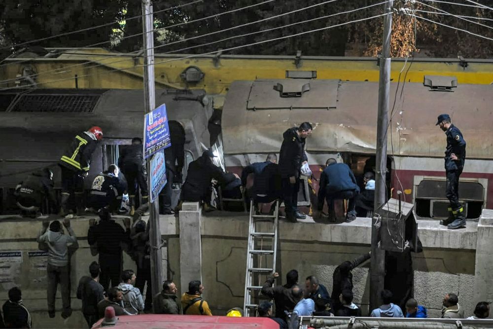 Anggota polis dan responden pertama melakukan pemeriksaan di lokasi nahas  kereta api di bandar Qalyub di utara ibu kota Kaherah di Delta Nil kelmarin. — Gambar AFP