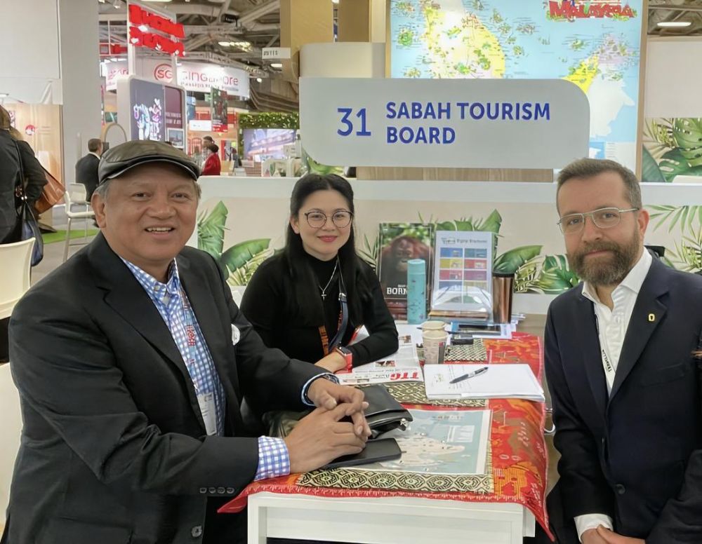  Joniston semasa melakukan perbincangan bersama Matt Midworth dari National Geographic Traveller di ITB Berlin 2023.